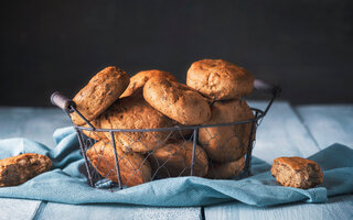 Pãozinho assado e recheado de Paçoquita