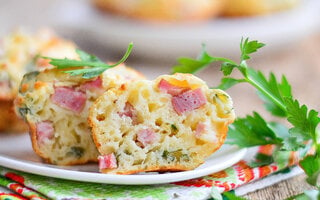 Muffins de Peito de Peru e Queijo Branco