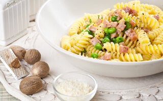 Fusilli com carbonara de peito de peru