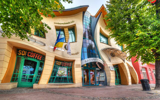 The Crooked House, Polônia