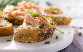 Canapé de atum com damascos