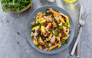 Salada de Macarrão com Atum, Tomate Seco e Rúcula