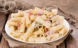 Salada de macarrão com presunto