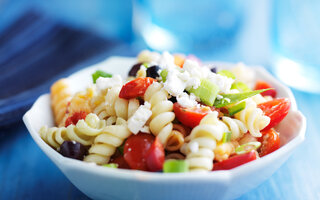 Salada de macarrão com atum e cenoura