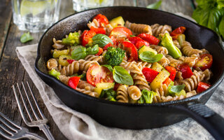 Salada de macarrão cremosa