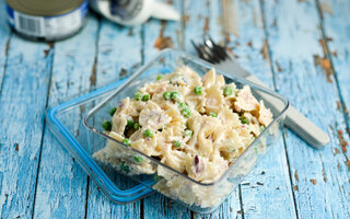 Salada de macarrão com atum