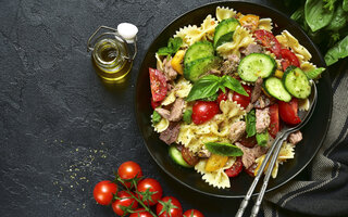 Salada de macarrão com abobrinha grelhada e molho de hortelã