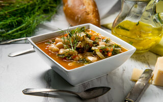 Sopa de feijão branco com escarola