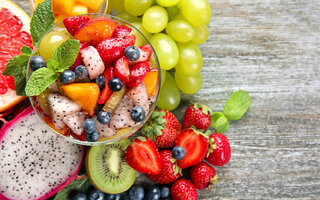 Taça colorida de frutas