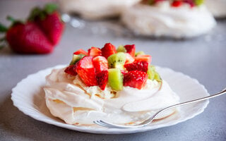 Pavlova de morango kiwi e maracujá