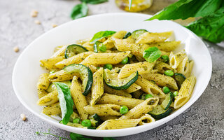 Salada de macarrão com abobrinha e molho de hortelã