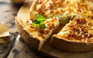 Quiche de cebola caramelizada