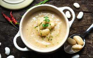 Sopa de feijão branco com escarola