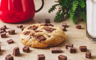 Cookie tradicional com gotas de chocolate da American Cookies