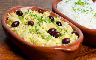 Bacalhau desfiado com purê de alho