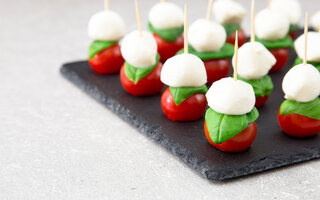 Espetinho de Queijo Fresco, Tomate-Cereja e Nozes