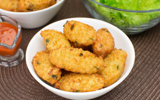 Bolinho cremoso de arroz e legumes