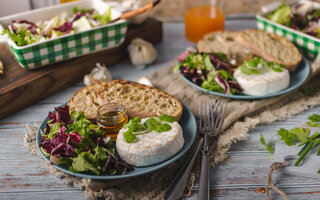 Salada de folhas ao vinagrete de romã com queijo brie