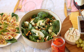 Salada de Folhas, Queijo Brie e Pera