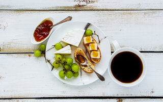 Bruschettas de queijo brie e uva