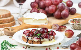 Bruschettas de Queijo Brie e Uva