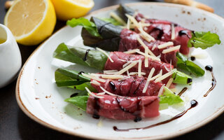 Carpaccio Enroladinho ao Creme de Mostarda Dijon e Alcaparras