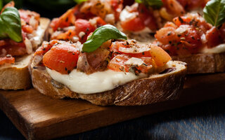 Bruschetta com parmesão e orégano