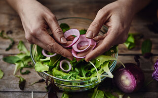 Salada de cebola grelhada com molho