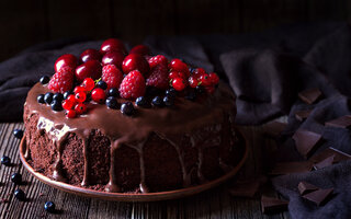 Bolo de Chocolate com Morangos