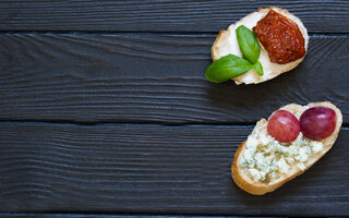 Bruschetta com queijo de cabra e uvas