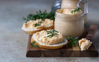 Bruschetta de feijão branco