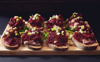 Bruschetta de cebola caramelizada, azeitona e nozes