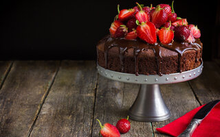 Bolo de chocolate e morangos