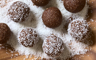 Bala de coco recheada com brigadeiro