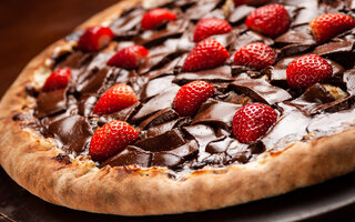 Pizza de chocolate com morangos