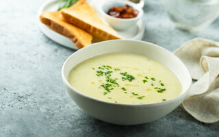 Caldo de batata e alho poró