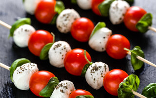 Espetinho de Queijo Fresco, Tomate-Cereja e Nozes