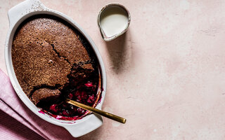 Crumble de cacau e frutas