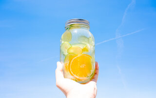 Água Refrescante de Laranja com Acerola e Hortelã