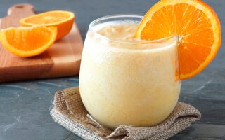 Smoothie Bicamada de Laranja, Coco e Banana com Iogurte de Morango