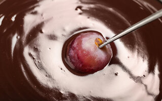 Espetinho de Brigadeiro com Uva