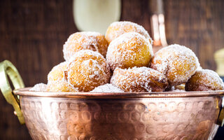 Bolinho de Chuva com Calda de Brigadeiro