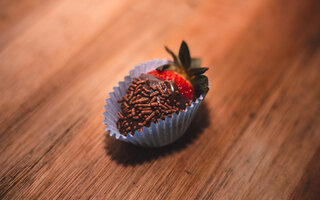 Brigadeiro de Tâmara recheado de Morango