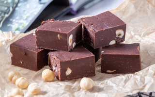 Fudge de chocolate e amendoim