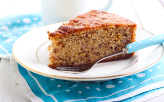 Bolo de Banana Sem Açúcar com Calda Tâmara