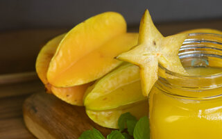 Caipirinha de carambola e maracujá