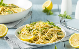 Receita de macarrão ao molho de limão, parmesão e manjericão