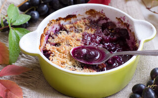 Crumble de uva com maçã