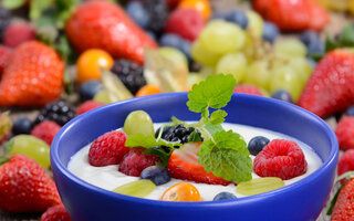 Creme de limão com salada de fruta