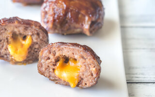 Bolinho de carne com queijo